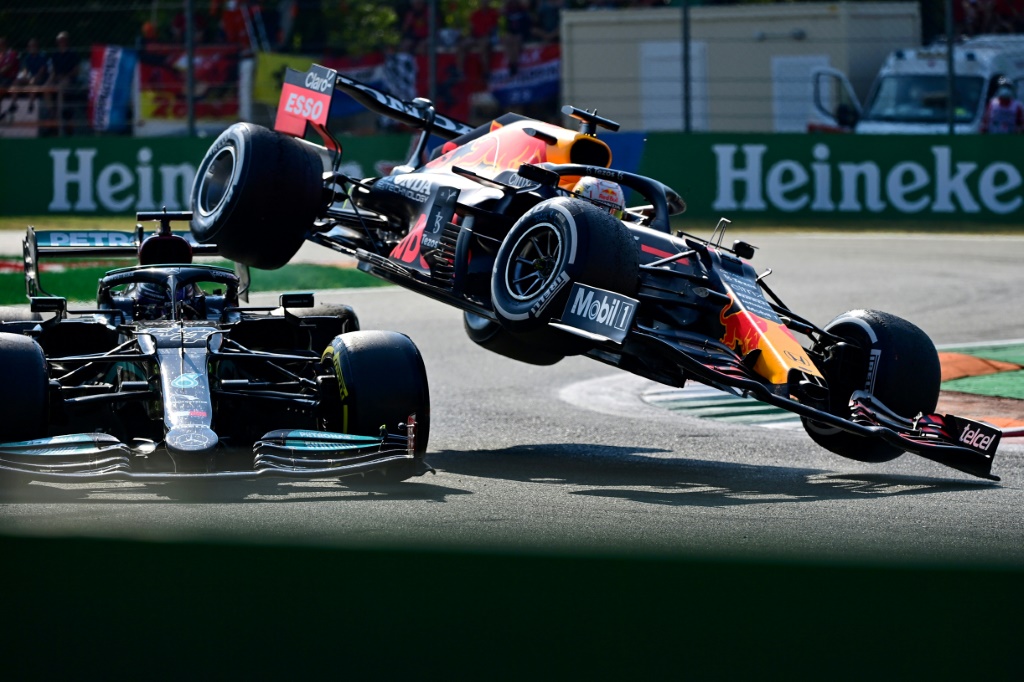 Lewis Hamilton, Max Verstappen psychological battle will lead to future crashes, says commentator