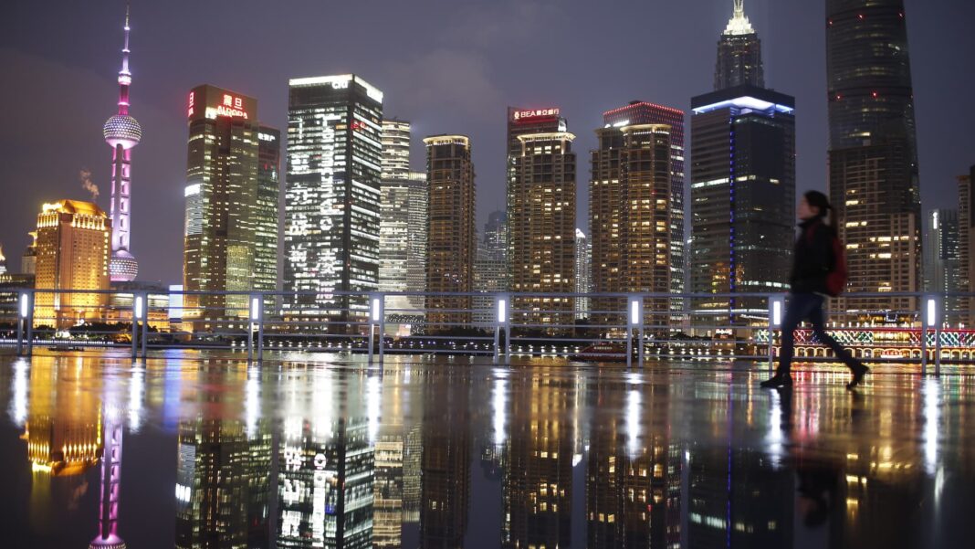 香港株は2％上昇、FRB議事録を控えた投資家のアジア太平洋地域の上昇を牽引する
