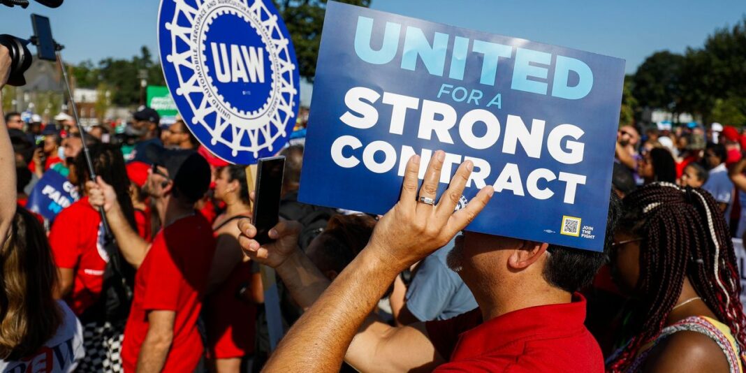 :UAWストライキ：フォード、GM、ステランティスの自動車労働者12,700人が離職