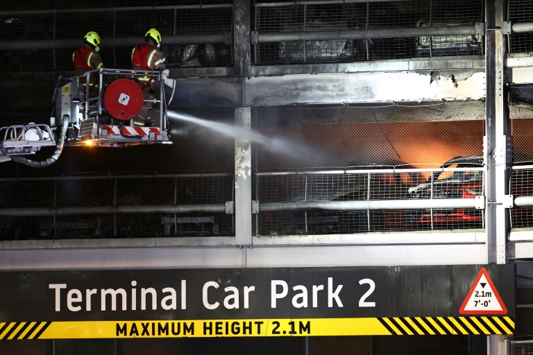 ロンドン・ルートン空港閉鎖：車両火災で25,000人の乗客が大混乱