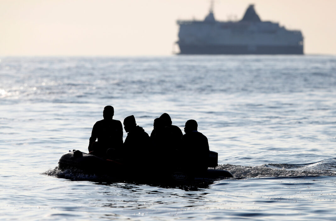 英国は移民船の情報をフランスに提供していないと仏監査報告書