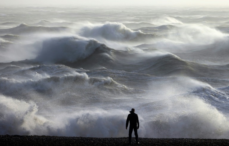 暴風雨ジョセリンがイギリス全土に猛威を振るい、時速97マイルの突風が吹き荒れる