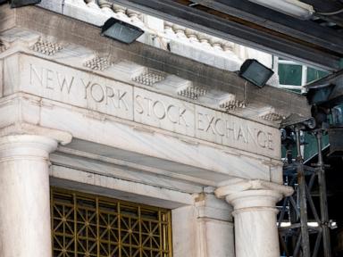 今日の株式市場ウォール街が驚くほど好調な1年を締めくくる中、米国先物は小幅に変動