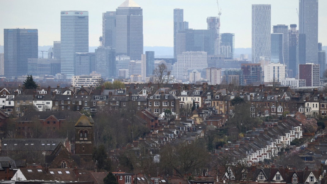 高価な住宅に押され、ロンドン市民は住宅が半額になる「神の待つ部屋」に引っ越す