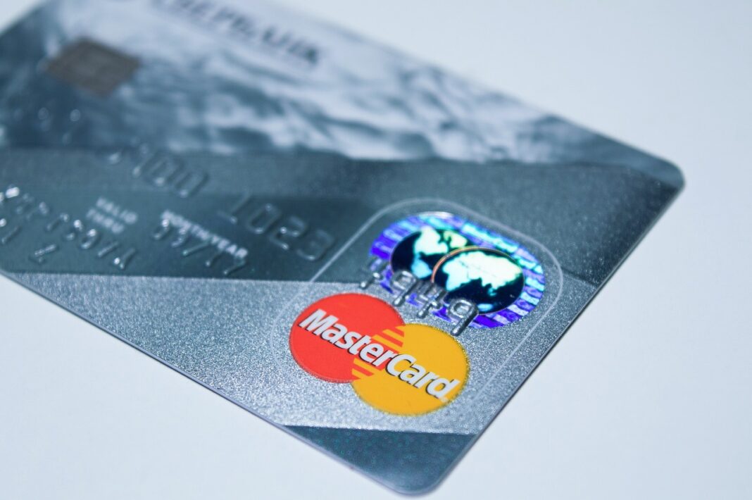 2024年イギリスで最初のベストクレジットカード：申し込み方法、資格、カード手数料など