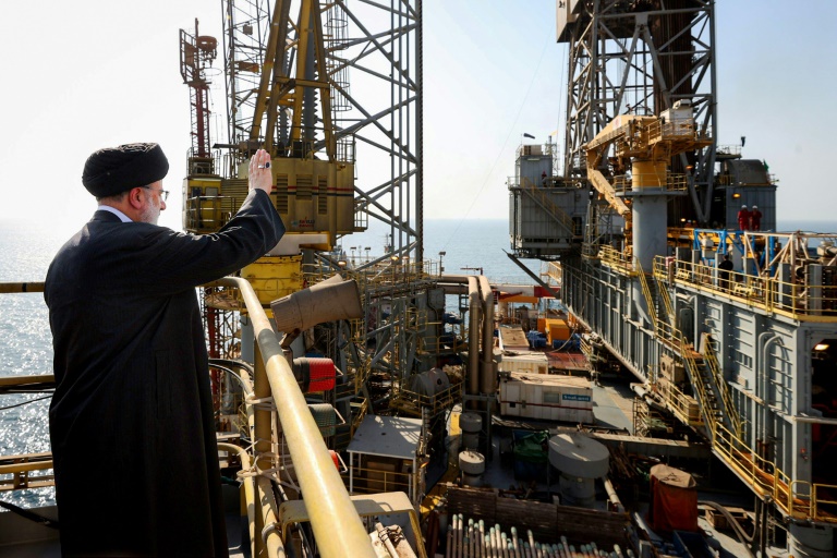 イラン攻撃へのイスラエルの対応を見極め、原油価格は下落