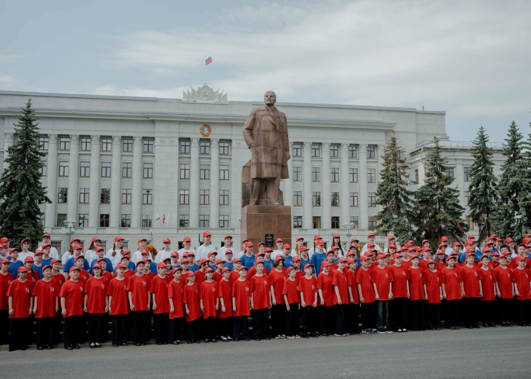 この街で人々は、ロシアはウクライナと西側諸国を何としても打ち負かさなければならないと言う。