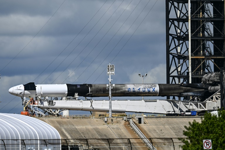 NASAがやったときと同じくらいフェイクに見える」：スペースX初の民間宇宙遊泳はデマだという陰謀が広まる