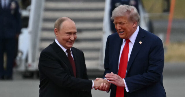 トランプとプーチン、アラスカで握手であいさつし、「ビースト」で首脳会談に乗り込む
