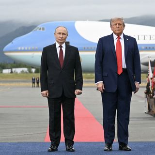 トランプ・プーチン首脳会談：レッドカーペットでの歓迎後、非公開協議が継続中