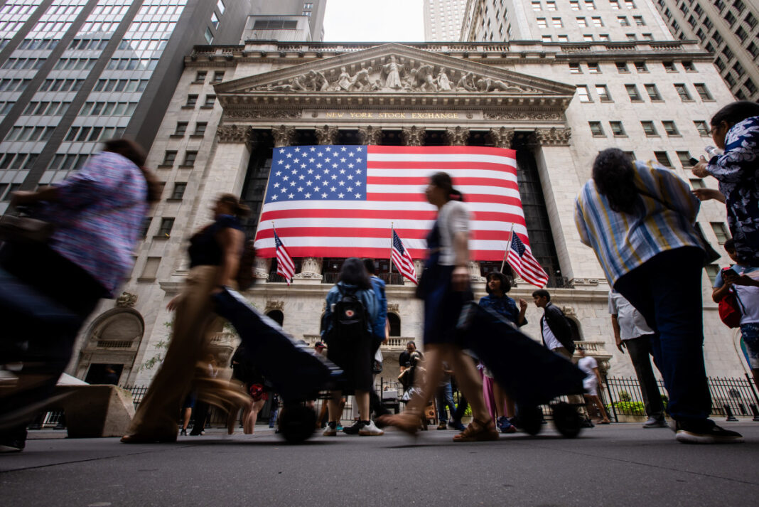 今日の株式市場：株価先物はS&P500とナスダックの史上最高値更新を予告