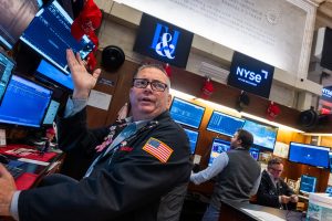 ダウ先物は上昇、トランプ大統領が貿易戦争について再びトーンを和らげる一方、初のハイテク企業決算とインフレ報告が迫る