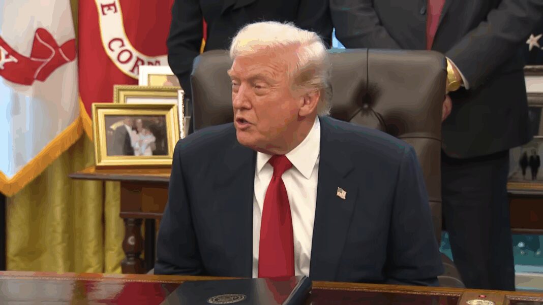 トランプ大統領が大統領執務室で子供と撮った写真がネット上で猛反発を招く：「子供の危険行為