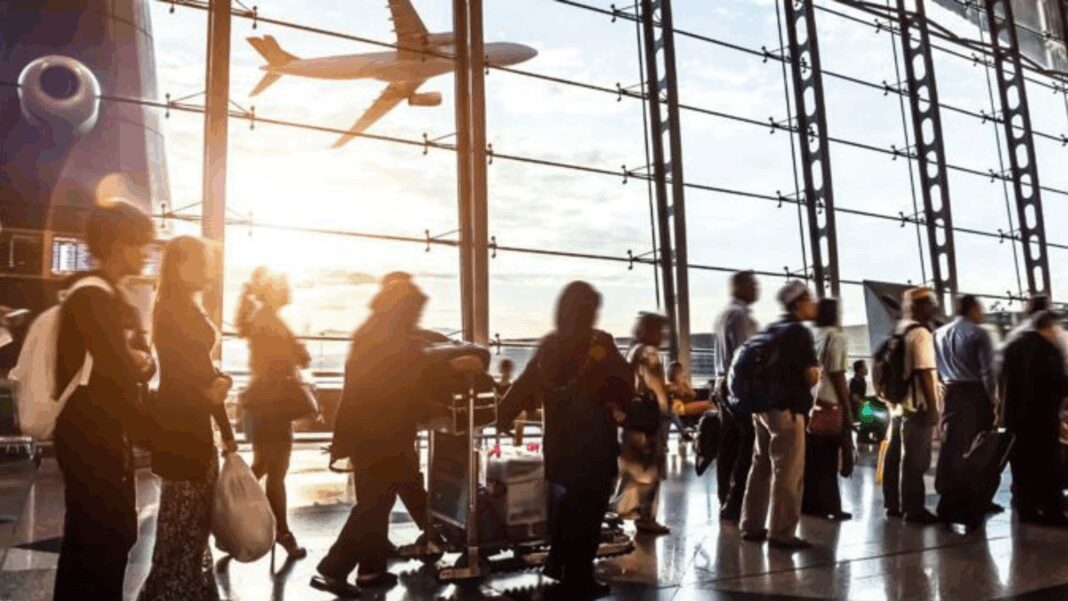 米運輸長官が空港でのパジャマ姿を非難、アメリカ人に「礼節」を重んじる服装を要求